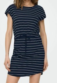 Marineblaues gestreiftes Kleid mit kurzen Ärmeln, tailliertem Schnitt und Schnürdetails. Weicher Stoff, knielang, mit weißen horizontalen Streifen.