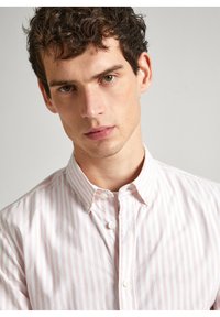 Overhemd met knoopsluiting, gekenmerkt door roze en witte verticale strepen, een klassieke kraag en een gladde textuur. Voorkant met zichtbare knopen, getailleerd ontwerp.