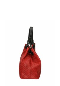 Röd vävd handväska i läder, med en rymlig rektangulär form, svarta handtag och silverfärgade detaljer.