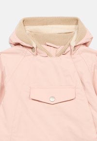 Roza vetrovka z bež kapuco podloženo z volno in rebrastim ovratnikom, ima sprednji žep in srebrne pritrdilne gumbe.