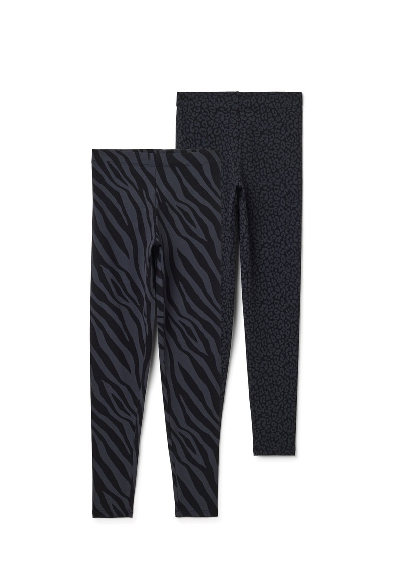 Zwarte leggings met twee dessins: een met een zebrastrippenpatroon en een met een subtiele luipaardprint, beide gemaakt van rekbare stof.