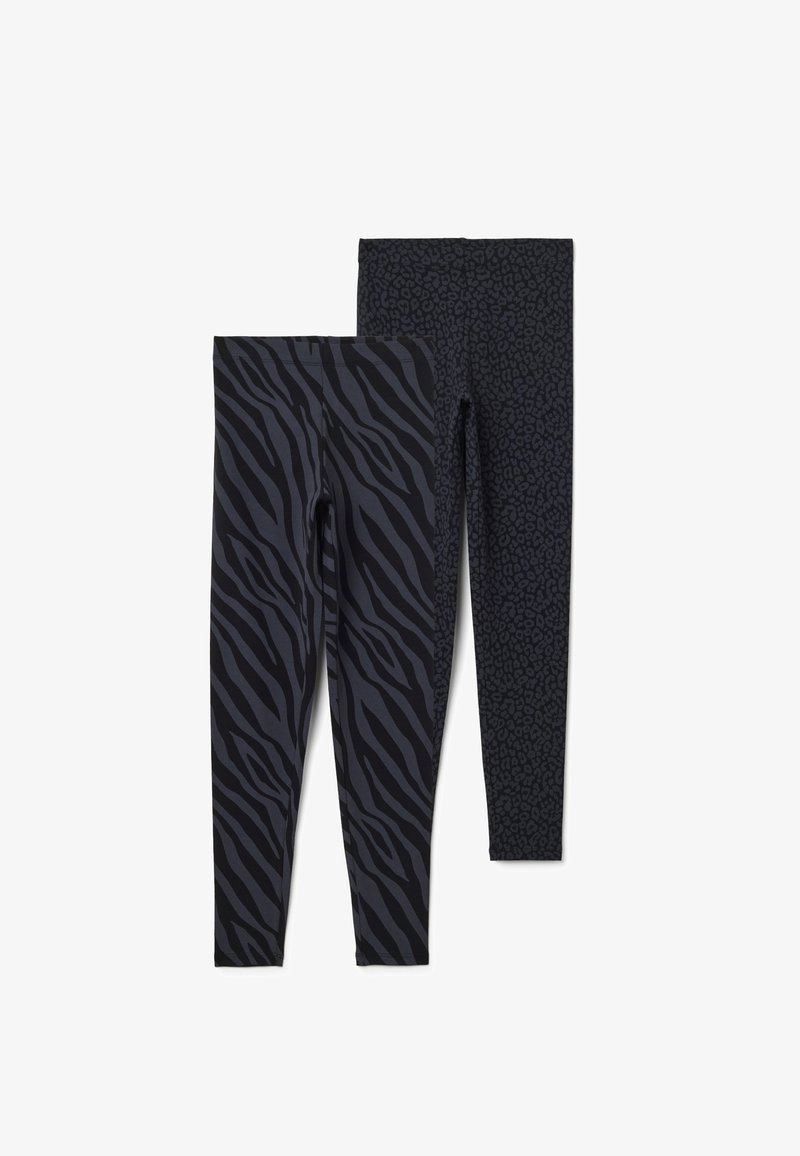 Zwarte leggings met twee dessins: een met een zebrastrippenpatroon en een met een subtiele luipaardprint, beide gemaakt van rekbare stof.