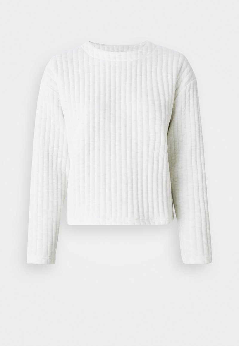 Weißes Langarmoberteil mit Rippstruktur und Rundhalsausschnitt. Das cropped Design hat einen flachen Saum und dezente Nähdetails.
