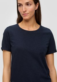 s.Oliver MIT UMSCHLAG AM ÄRMEL - T-Shirt basic - navy