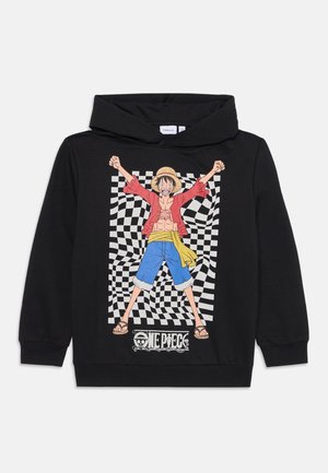 Sort hættetrøje med en farverig illustration af en karakter med en stråhat, rød åben skjorte, blå shorts og teksten "One Piece" nedenunder.