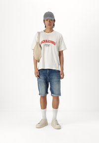 Jack & Jones JORBRONX ARCH BIG TEE  - T-shirts print - bright white\forestriver\mountains\antiquew\black