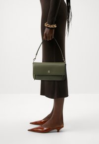 Tommy Hilfiger SOFT UTILITY LRG CROSSOVER - Skuldertasker - utility olive