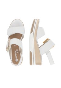Sandales blanches avec deux sangles ajustables, une semelle intérieure rembourrée et une semelle à plateforme comportant un accent doré et un détail texturé.