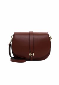 Borsa a tracolla in pelle bordeaux con pattina arrotondata, hardware circolare dorato e tracolla rimovibile. Texture liscia e linee pulite.