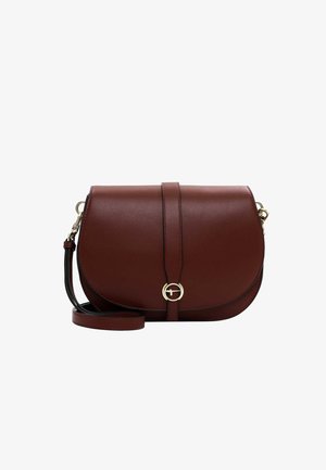 Burgundy läder crossover-väska med en rund flap, gyllene cirkulär hårdvara och en avtagbar axelrem. Slät yta och rena linjer.