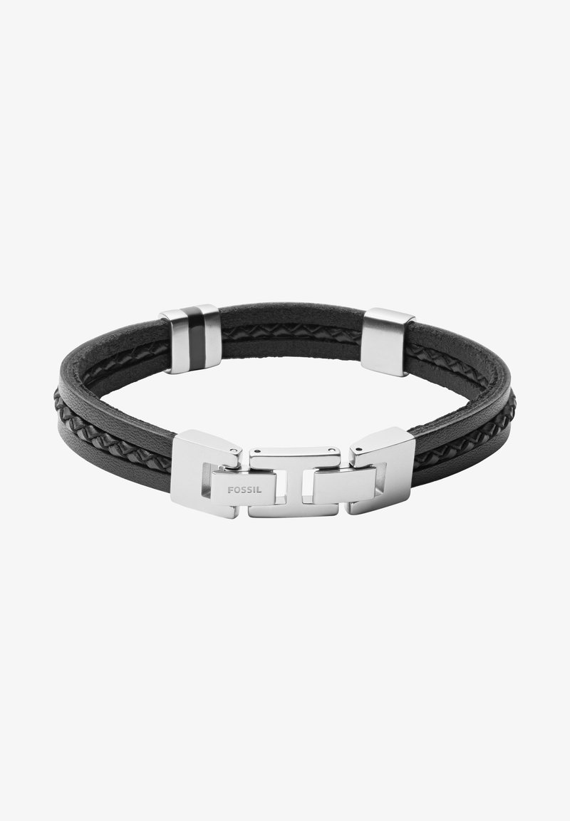Zwarte leren armband met gevlochten textuur, zilverkleurige metalen hardware en sluiting met een rechthoekig ontwerp. Logo gegraveerd op de hardware.