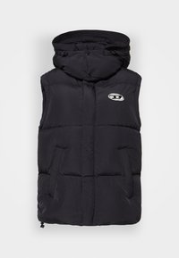 Svart fluffig väst med hög krage och snoddhuva. Har två framfickor och en logotyp på bröstet. Slät textur.