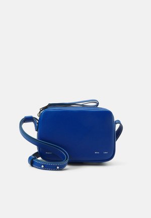 Lille rektangulær blå læder crossbody taske med justerbar rem og lynlåslukning mod en enkel hvid baggrund.