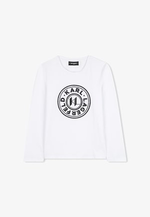 Camiseta de manga larga blanca con un logo circular central que lleva el texto "KARL LAGERFELD" y un diseño de acento negro. Textura de algodón suave.