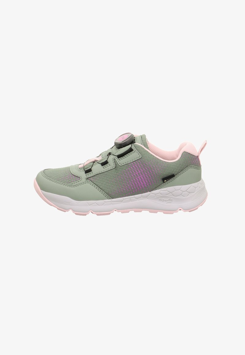 Baskets de sport vert clair avec des accents roses, dotées d'une tige en maille, de semelles texturées et d'un mécanisme de fermeture à molette pour un maintien sûr.