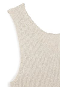 Top in maglia a coste beige con scollatura ampia, caratterizzato da una leggera texture e da una leggera lucentezza nel tessuto. I bordi sono tagliati a vivo.
