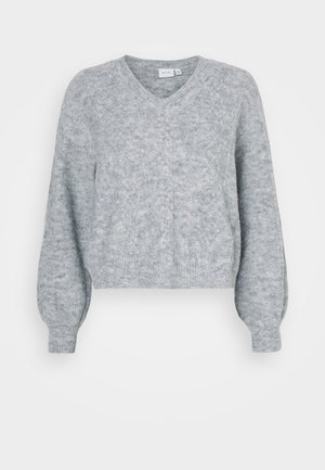 Pull cropped gris avec un col en V, des manches tombantes, un tissu texturé et un ourlet côtelé. Matière en maille douce avec des détails de motifs subtils.