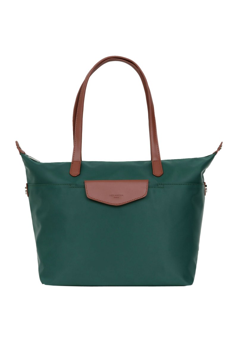 Zielona torba nylonowa z brązowymi skórzanymi uchwytami i wykończeniem, z płaską skórzaną kieszenią z przodu i zamknięciem na zamek u góry.