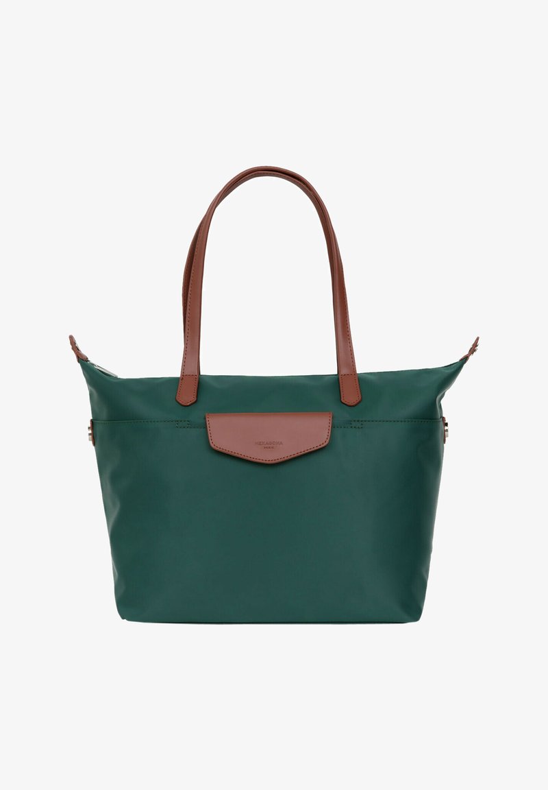 Zielona torba nylonowa z brązowymi skórzanymi uchwytami i wykończeniem, z płaską skórzaną kieszenią z przodu i zamknięciem na zamek u góry.