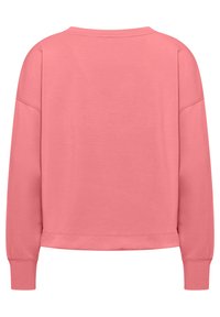 Różowy sweter z luźnym krojem, okrągłym dekoltem i opadającymi szwami na ramionach. Miękka tkanina z prążkowanymi mankietami i dołem. Brak dodatkowych wzorów lub akcentów.