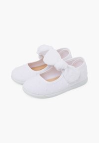 Weiße Ballettballerinas aus einem weichen Stoff, mit einer großen Schleifenakzent und kleinen erhabenen Punkten auf der Oberfläche. Gummisohle.