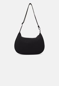 Borsa a spalla in nylon nero con una silhouette curva, dotata di una sola tracolla regolabile e design minimalista. Texture liscia, nessuna hardware visibile.