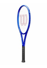 Blauwe tennisracket met een ronde kop, zwarte grip en een wit snarenpatroon. Heeft een prominent rood "Wilson" logo.