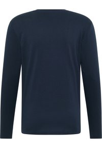 Mörkblå långärmad tröja i mjuk bomull. Har rund halsringning och en smal passform. Texturen är slät utan synliga mönster eller dekorationer.