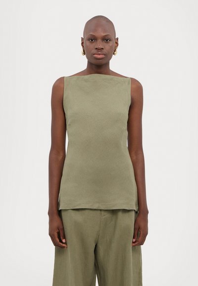 Top senza maniche verde oliva con scollo quadrato e vestibilità rilassata, realizzato in un tessuto testurizzato, abbinato a pantaloni larghi coordinati.