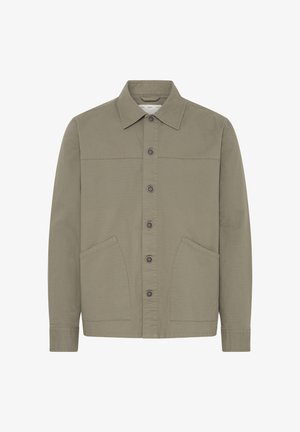 Lyse olivengrøn skjortejakke med lange ærmer, slå-krave og to forreste skrå påsatte lommer.