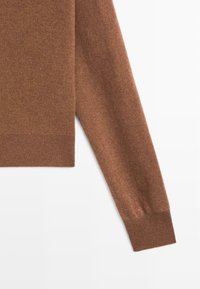 Maglione marrone a maglia con texture morbida, maniche lunghe e polsini a coste, dal design pulito e vestibilità leggermente morbida.