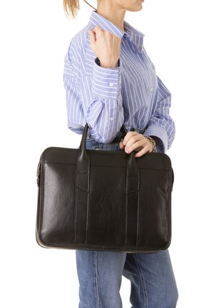 Zwarte leren laptop tas met dubbele handgrepen, rechthoekige vorm, gladde textuur, zichtbare stiksels en een ritssluiting.