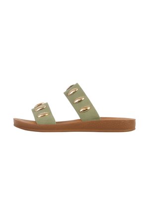 Sandale à semelle plate marron avec deux brides vert olive, chacune décorée de trois clous ovales dorés, vue de côté.