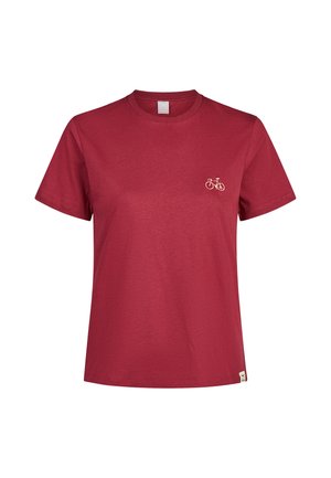 Rotes T-Shirt mit kurzen Ärmeln und Rundhalsausschnitt mit einem kleinen weißen Fahrrad-Symbol auf der linken Brustseite und einem kleinen Etikett am unteren Saum auf der rechten Seite.