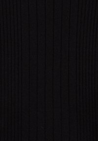 Fekete bordás anyag függőleges csíkokkal, texturált felület, közepes vastagság, puha megjelenés, egységes szín, látható minták vagy díszítések nélkül.