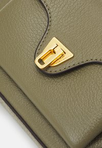 Coccinelle BEAT SOFT - Borsa a tracolla - laurel green