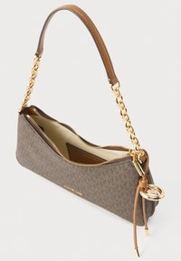 Καφέ τσάντα με σχέδιο, με χρυσή αλυσίδα και δερμάτινη λαβή. Διαθέτει φερμουάρ κλεισίματος και μπεζ εσωτερικό. Το λογότυπο είναι τυπωμένο μπροστά.