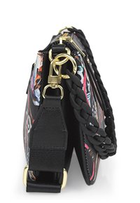 Bolso bandolera negro con patrones coloridos, herrajes dorados, una correa trenzada y un exterior texturizado. Diseño compacto y estructurado.