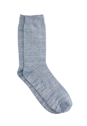 Himmelblaue gestrickte Socken mit einem strukturierten Muster, ausgestattet mit einem gerippten Bündchen und einer glatten Zehenspitze. Der Stoff erscheint weich und dick.