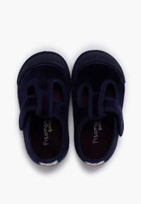 Granatowe, miękkie zamszowe buty z okrągłym nosa, rzepem i teksturowaną gumową podeszwą. Posiada kolorową metkę na pięcie.