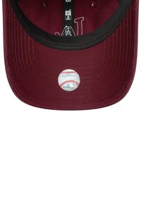 Bordeauxrote Baseballmütze mit einem schwarzen Schirm, ausgestattet mit einem runden Etikett, das ein Baseballdesign auf der Unterseite zeigt. Glatte Stofftextur.