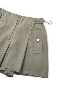 Khaki-Shorts mit elastischem Bund, Seitentasche mit Knopfverschluss und einem strukturierten Stoffdesign. Mit einer Kordelzug-Detail.