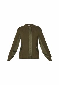 Cardigan tricoté vert olive avec panneaux effet satin sur les manches et le devant, poignets et ourlet côtelés, et poches à rabat boutonnées.