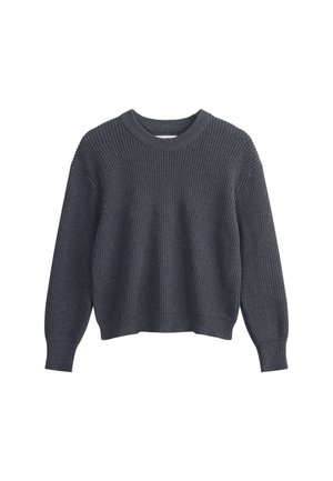 Grauer, gestrickter Pullover mit geripptem Muster, Rundhalsausschnitt und langen Ärmeln. Er hat eine lockere Passform und dezente Details an den Schultern.