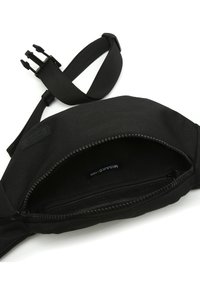 Sac banane noir en tissu texturé, avec une poche zippée et une sangle ajustable. L'intérieur est doublé d'une matière noire lisse.