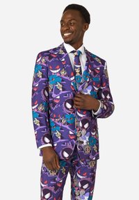 Fialový oblek s opakujúcim sa vzorom rozprávkových postavičiek v rôznych farbách, s ladiacou kravatou a bielou košeľou pod ním.