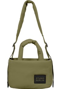 Borsa verde oliva con una finitura in tessuto liscio, manici imbottiti e una tracolla staccabile. Presenta un'etichetta nera con il testo "STUDIO BERLIN".