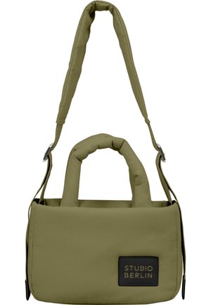 Olivgrüne Tasche mit glatter Stoffoberfläche, gepolsterten Griffen und einem abnehmbaren Schultergurt. Ausgestattet mit einem schwarzen Etikett mit dem Text "STUDIO BERLIN".