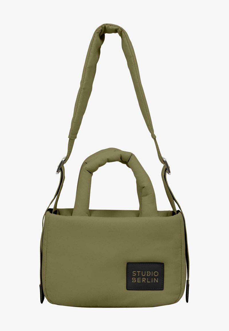 Borsa verde oliva con una finitura in tessuto liscio, manici imbottiti e una tracolla staccabile. Presenta un'etichetta nera con il testo "STUDIO BERLIN".