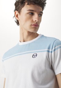 Sergio Tacchini NEW YOUNG LINE - T-shirt imprimé - white/blue bell